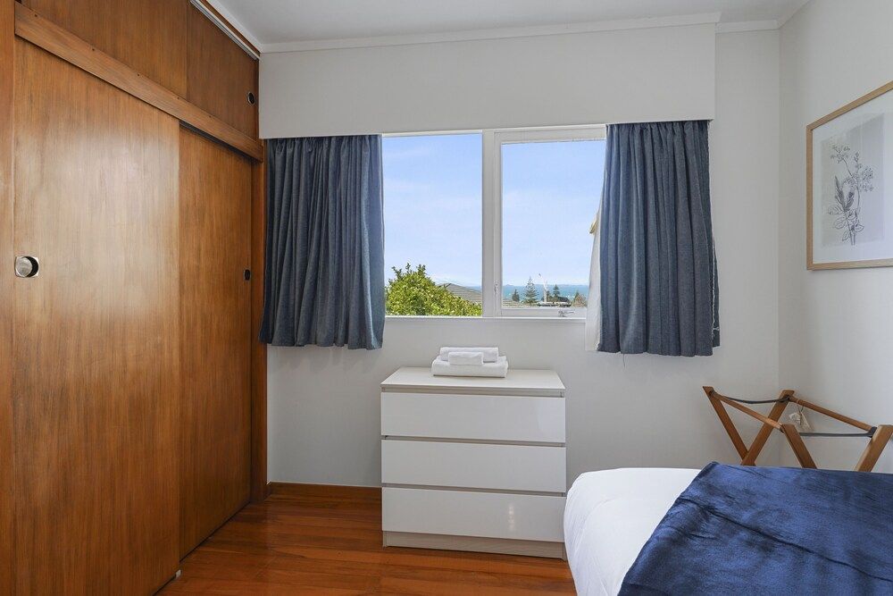 undefined Dazzling Mairangi Bay Retreat Sea Views 9