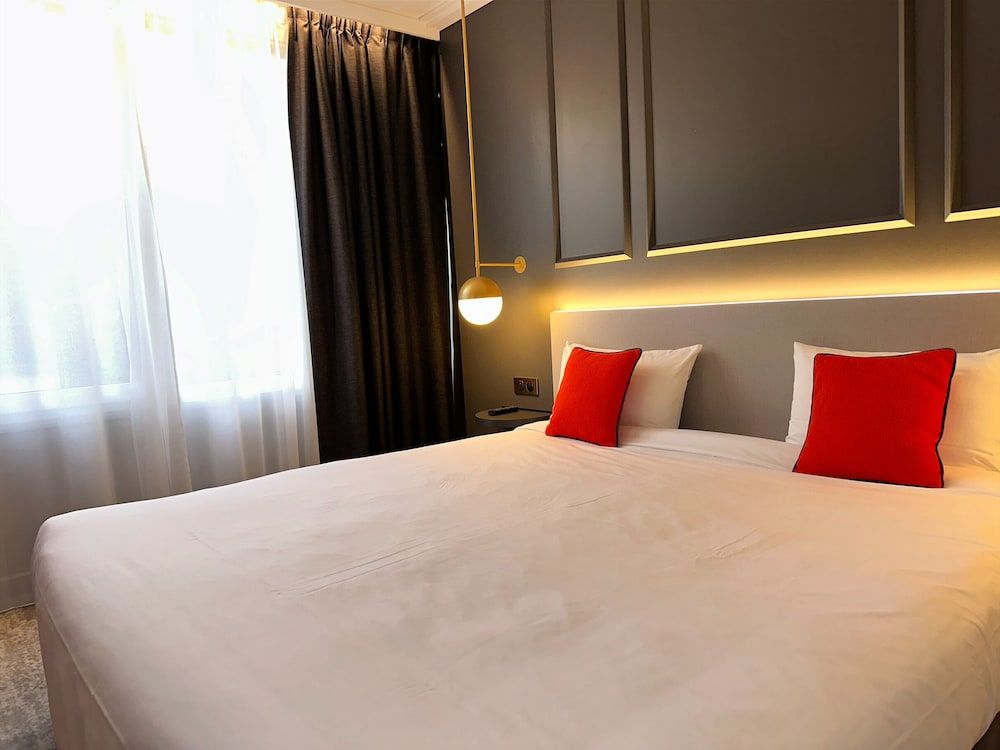 Design Room, Queen and 1 Twin, Courtyard View