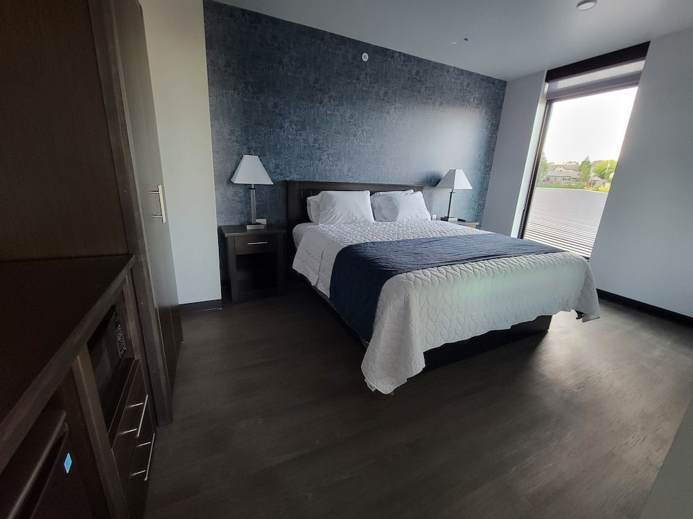 Watershed Hotel Executive Suite River and Street View