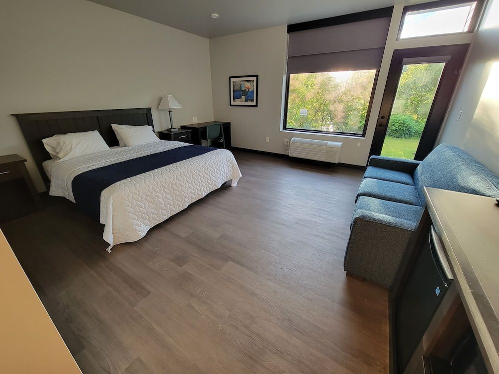 Watershed Hotel King Suite River View 2