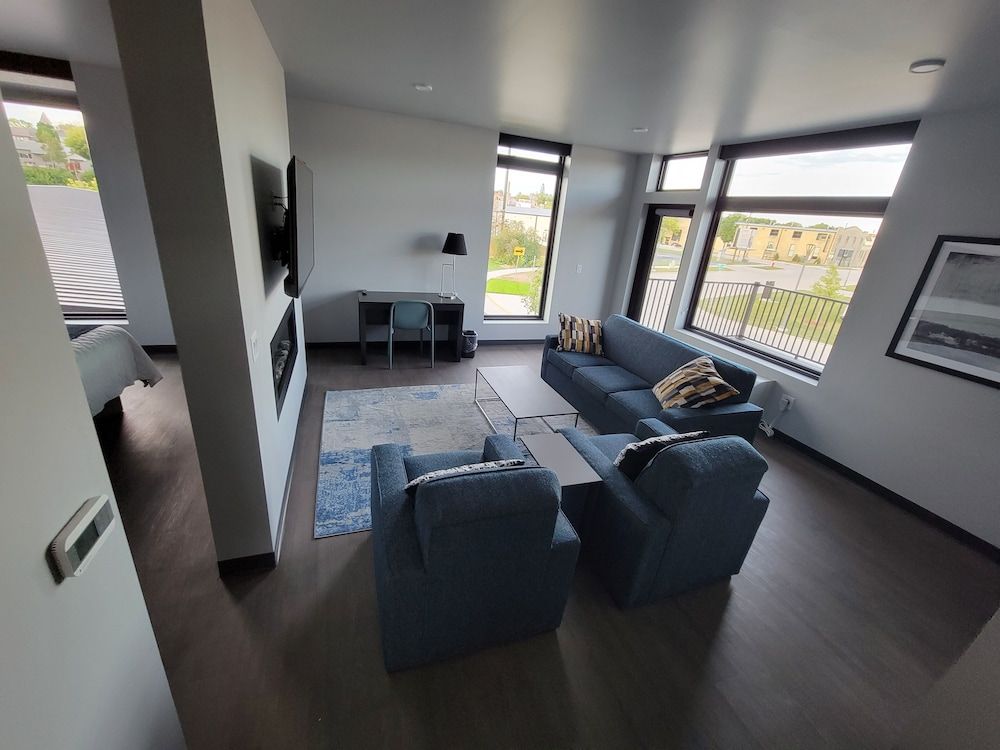 Watershed Hotel Executive Suite River and Street View 5