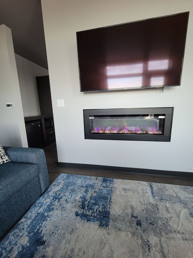 Watershed Hotel Executive Suite River and Street View 6