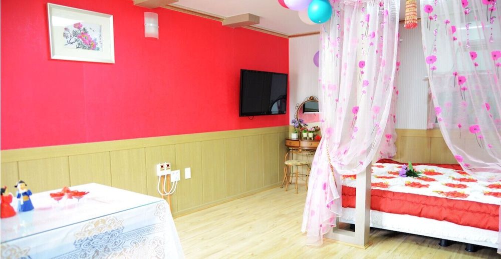 Jirisan 1 Night 2 Days Pension Heart Room 3