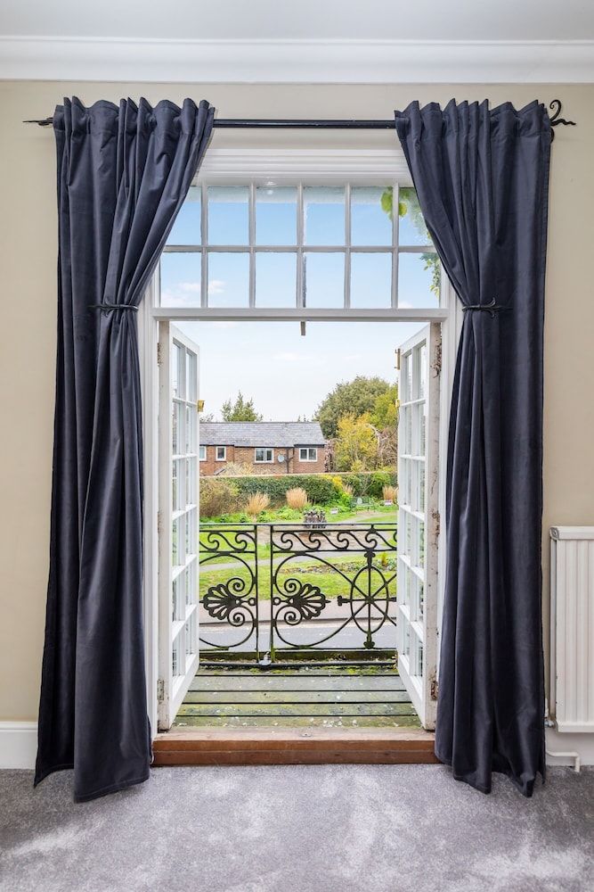 Morleys Bistro | By Huluki Sussex Stays Comfort Double Room, Private Bathroom 7