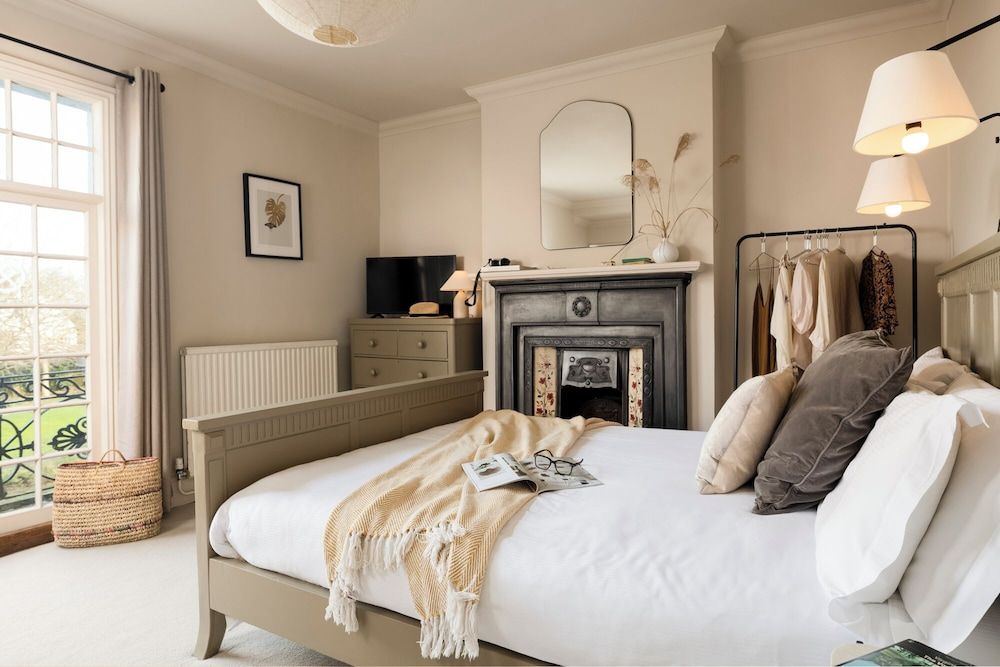 Morleys Bistro | By Huluki Sussex Stays Comfort Double Room, Private Bathroom