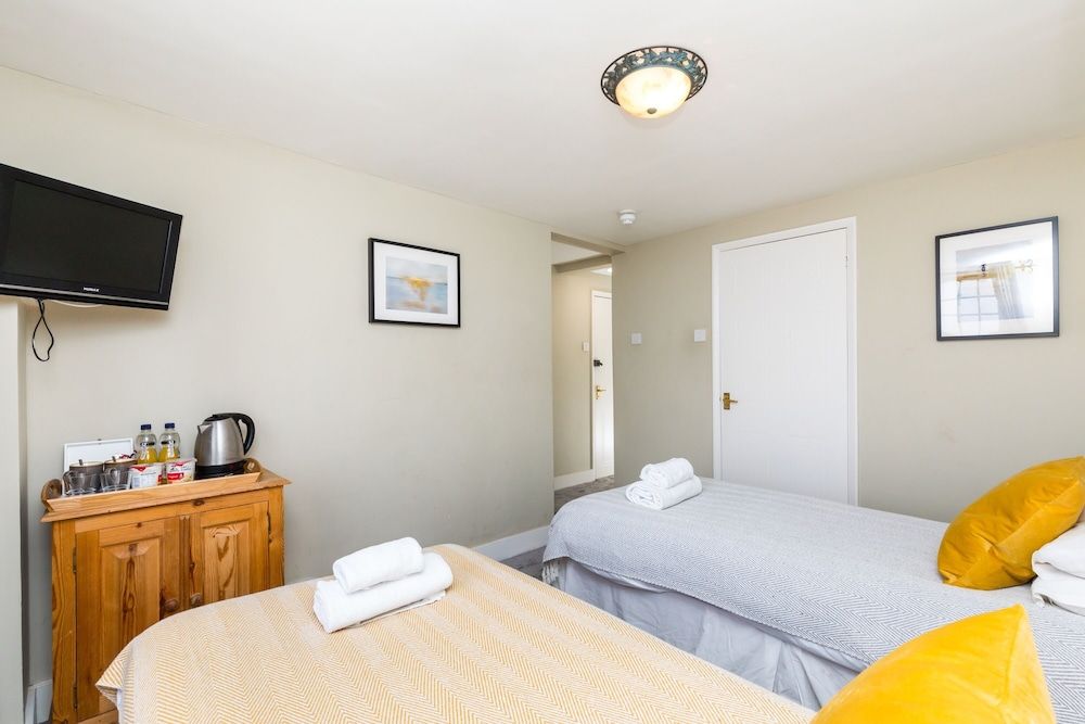 Morleys Bistro | By Huluki Sussex Stays Twin Room with Private Shower 2