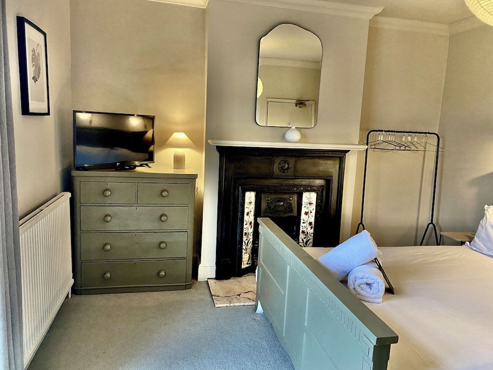 Morleys Bistro | By Huluki Sussex Stays Comfort Double Room, Private Bathroom 10