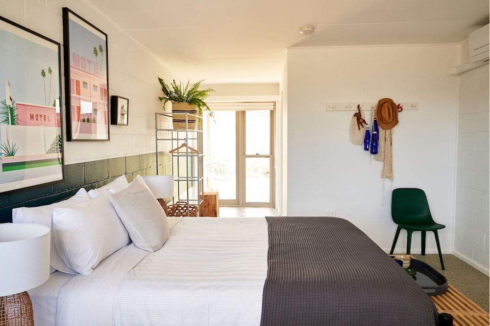 Peterborough House & Motel Deluxe Double Room, 1 Queen Bed 3