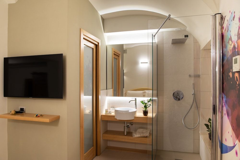 Portica 10 Superior Suite, 1 Queen Bed, Courtyard View, Tower (301) 2