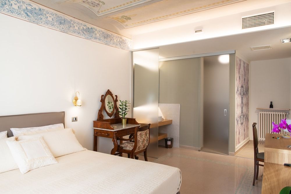 Portica 10 Junior Room (201) 3