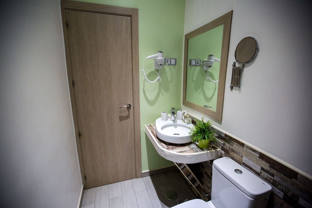 Hostal Adis Double Room (Small) 9