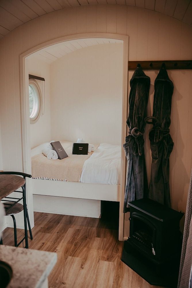 The Wilson's Arms Standard Room, Ensuite, Mountain View (Daisy) 2