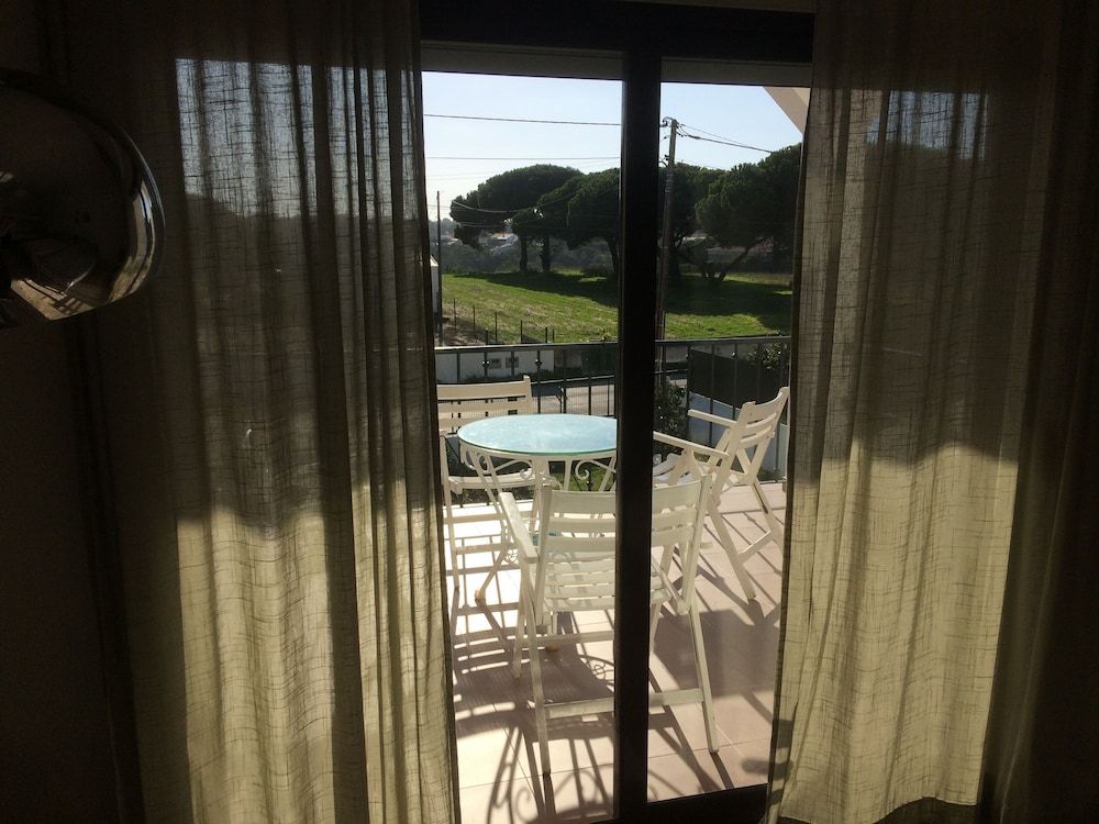 Sublime Sun & Van, By Meco Stays Family Room 5