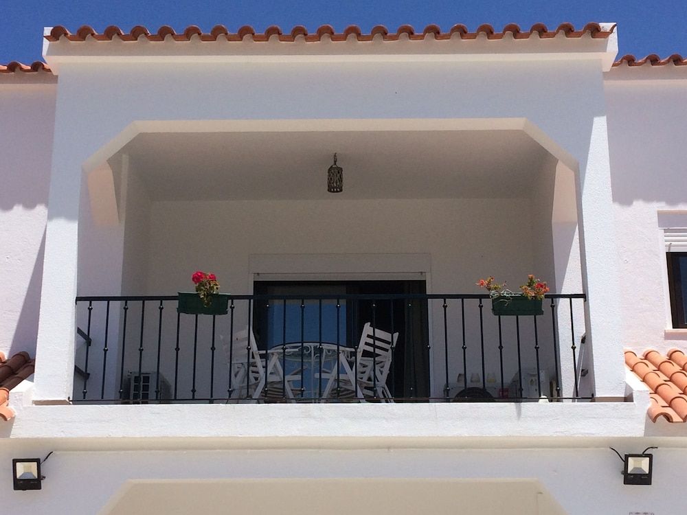 Sublime Sun & Van, By Meco Stays Family Room 4