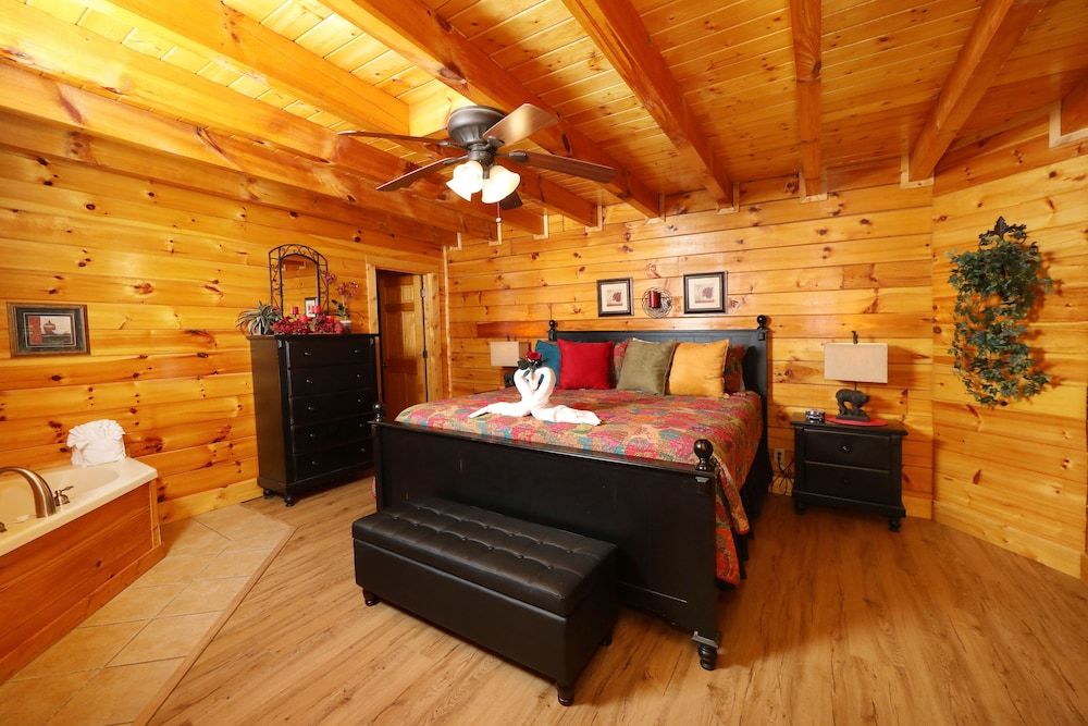 Around the Mountain - One Bedroom Cabin Cabin, Multiple Beds, Hot Tub 4