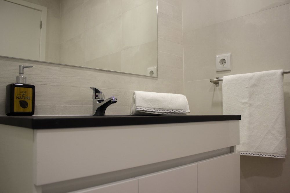 Red House by the River Romantic Apartment, 1 Bedroom 5