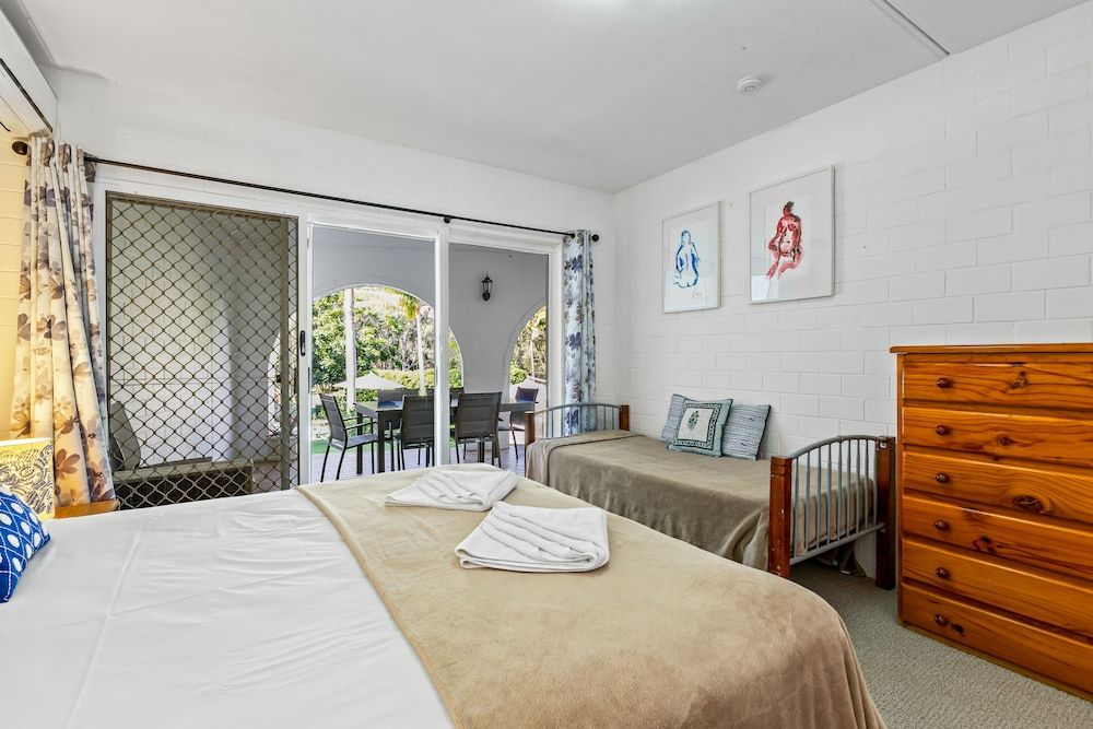 2 Bedroom Poolside