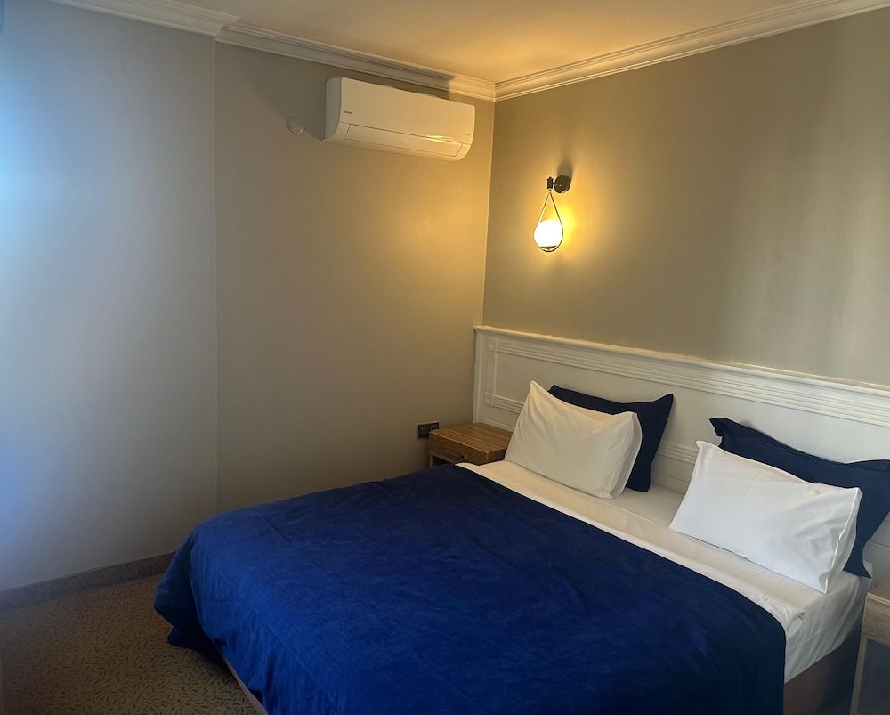 undefined la palace 8