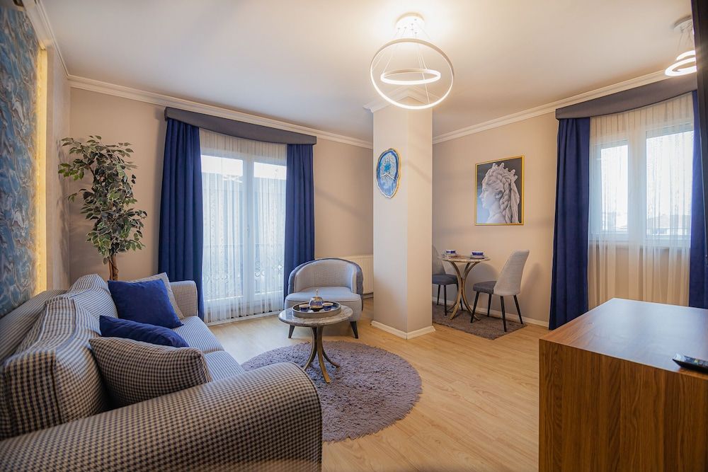 undefined la palace 5