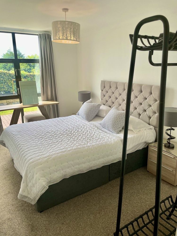 Pochin House Collections Classic Apartment, Private Bathroom, Partial Sea View 3