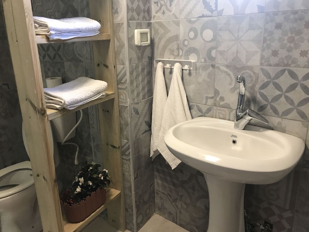 Al Bishara Guest house Quadruple Room, Balcony 5