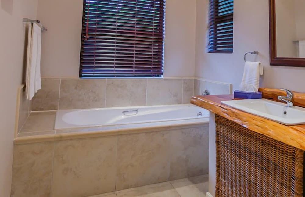 Relax Inn Deluxe Room (Non Seaview Suite 8) 9