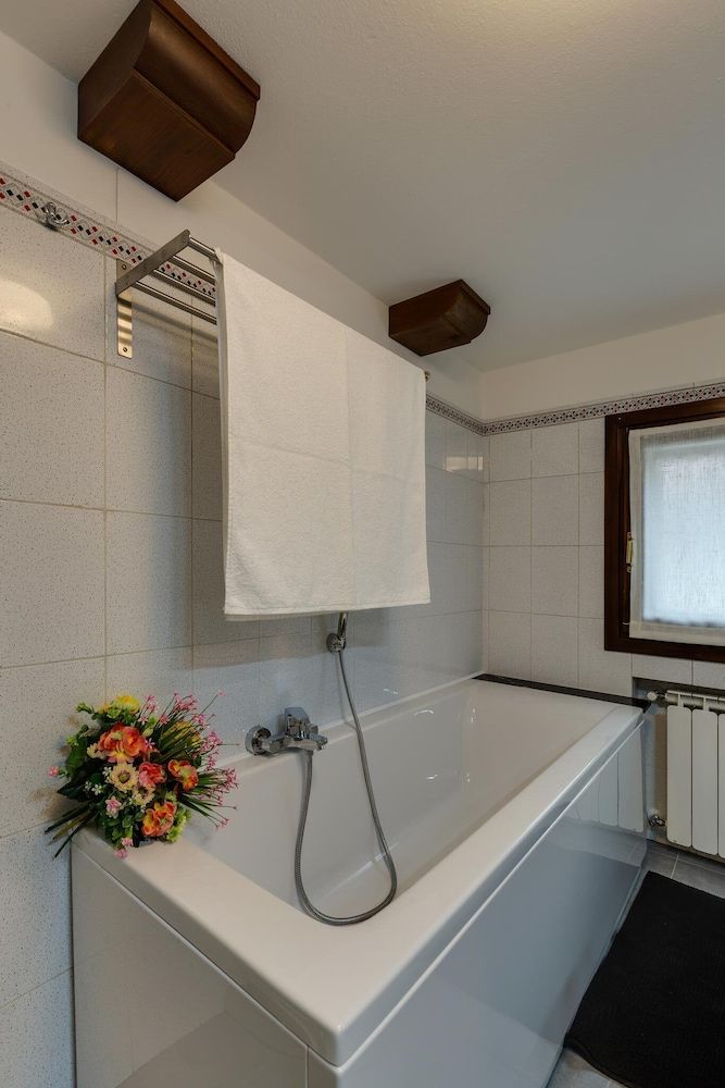 Deep Soaking Bathtub