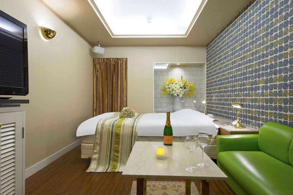 Standard Room, Smoking
