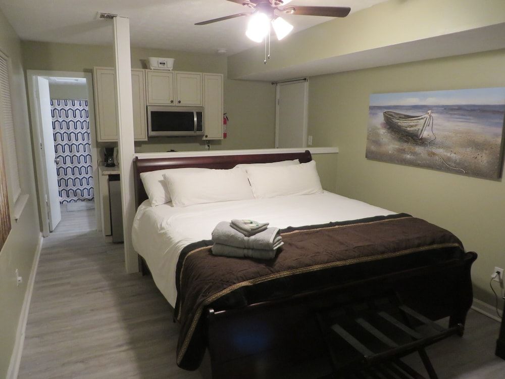 Luxury Studio #B (Entrance: From top of driveway, follow sidewalk in backyard to covered patio)
