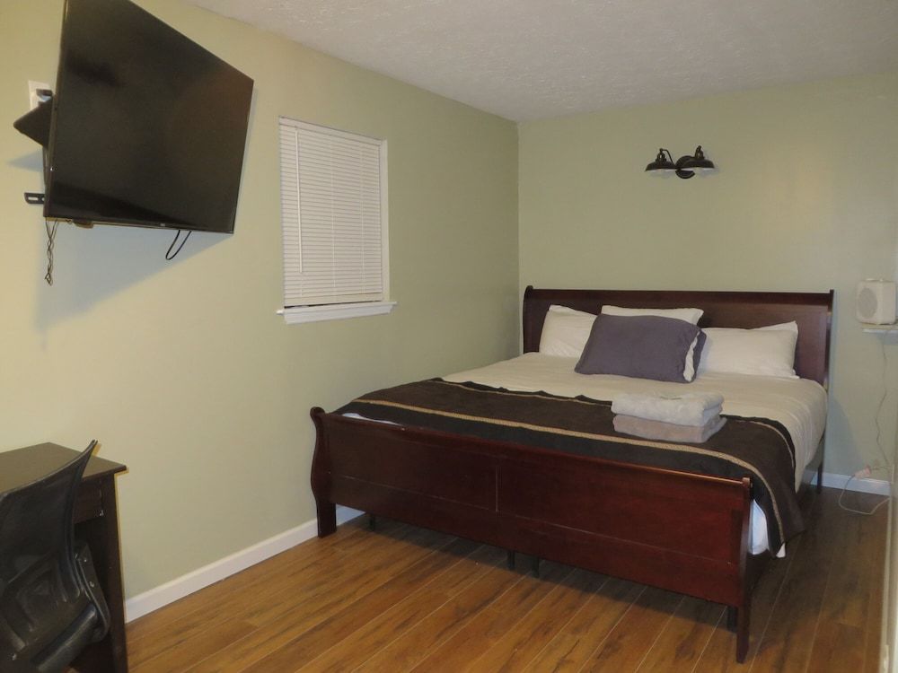 Luxury Studio #A (Entrance: Private entrance at top of driveway)