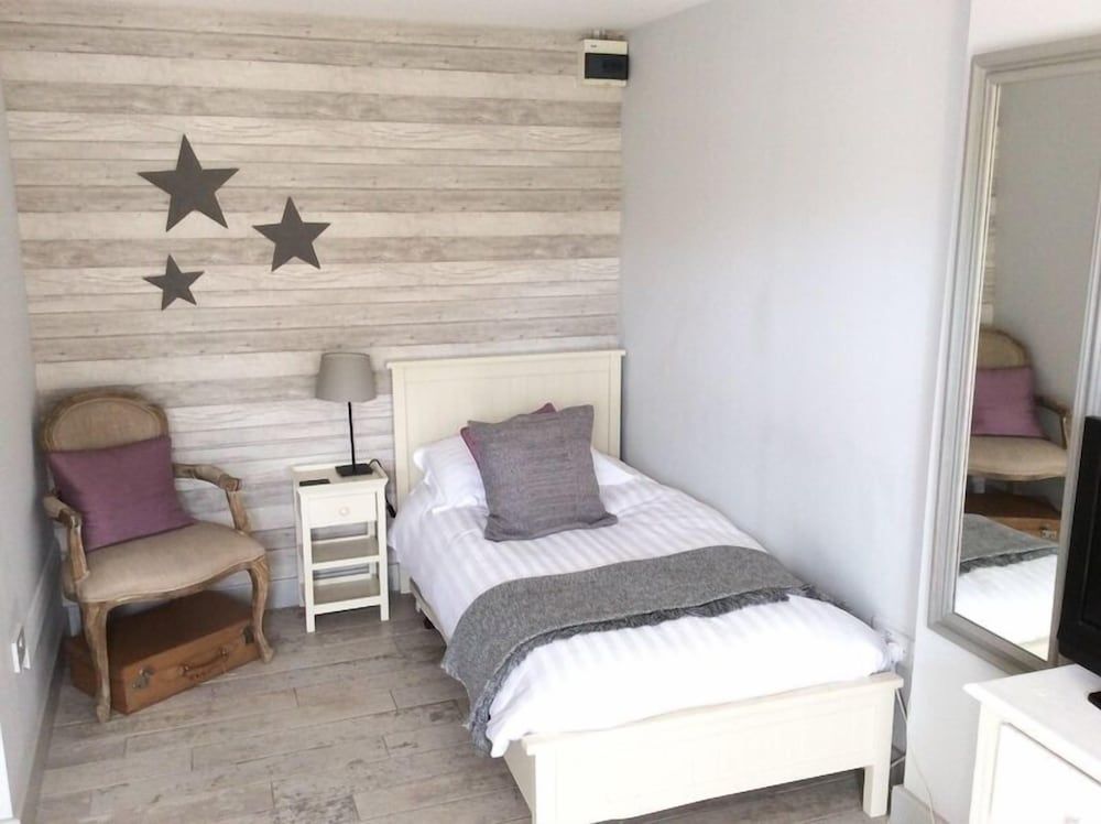 The Beach House Family Room (Pet Friendly) 5