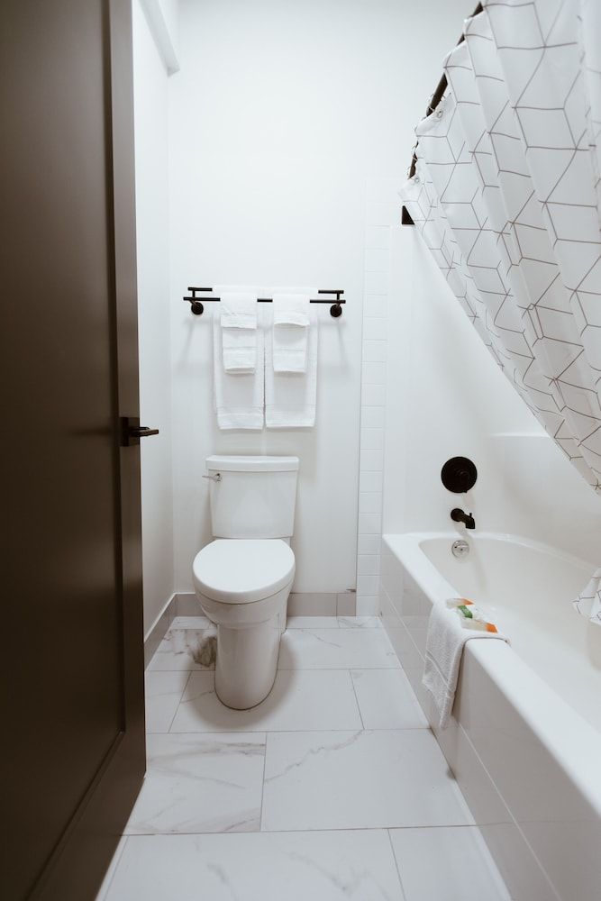 The Flying Steamshovel Inn Exclusive Room, 2 Double Beds, Refrigerator 7