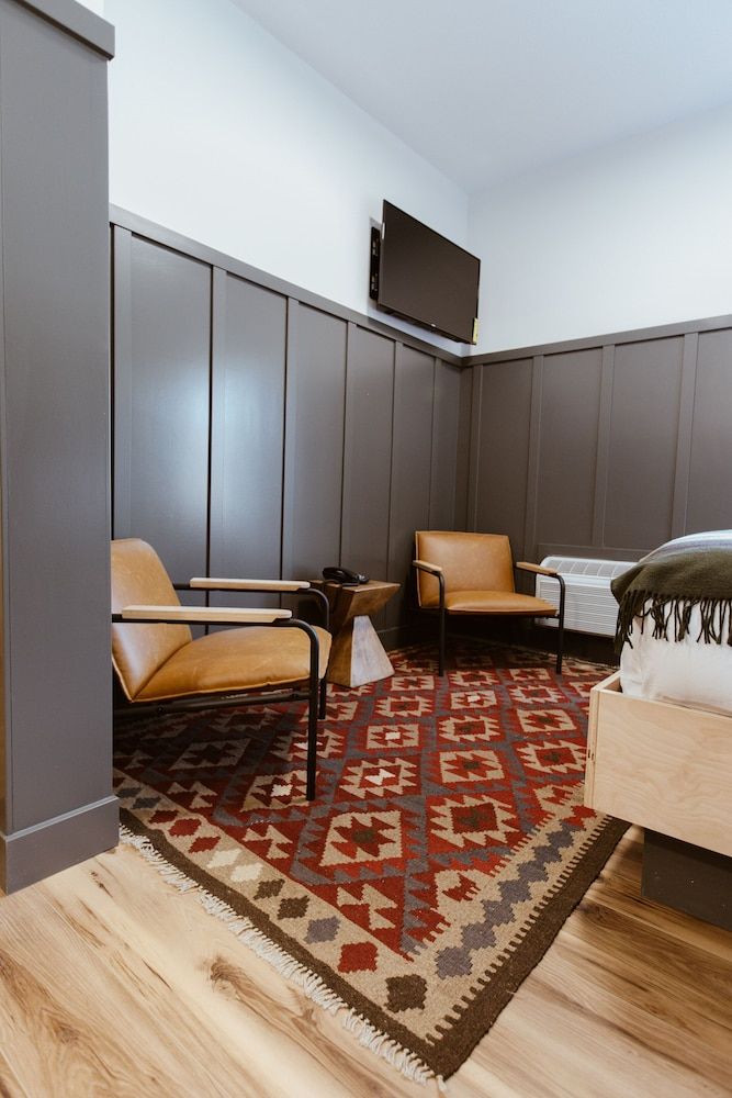 The Flying Steamshovel Inn Exclusive Room, 2 Double Beds, Refrigerator 10