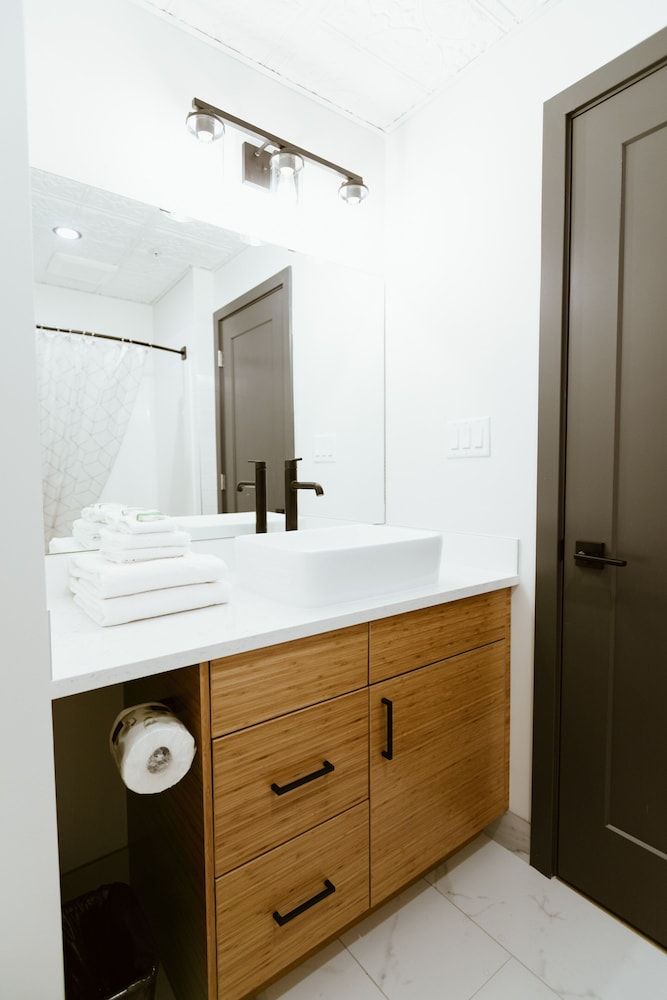 The Flying Steamshovel Inn Exclusive Triple Room, Refrigerator 6