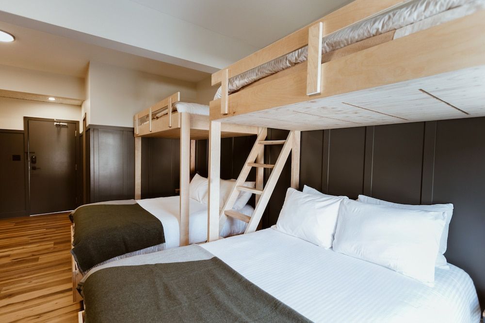 The Flying Steamshovel Inn Exclusive Triple Room, Refrigerator 2