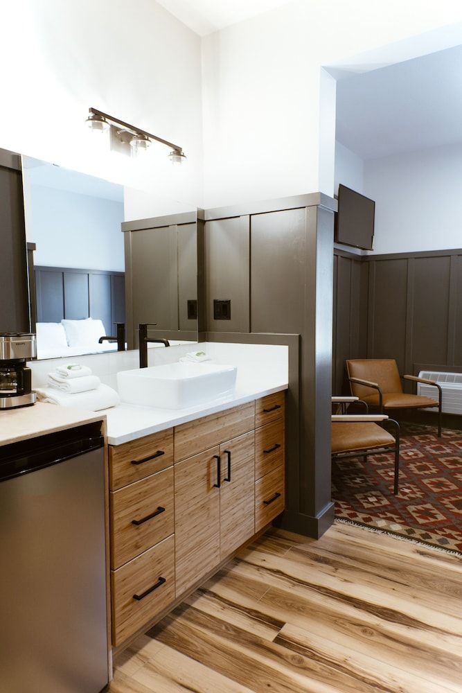 The Flying Steamshovel Inn Exclusive Room, 2 Double Beds, Refrigerator 9