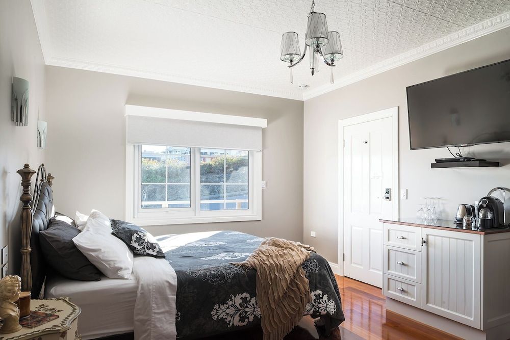 Noah's Deluxe Double Room, 1 King Bed, Non Smoking 2