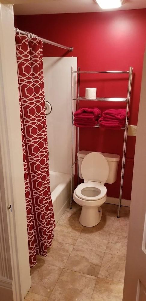 Historic Victorian Inn Red Suite, 1 Queen Bed, Private Bathroom, City View 2