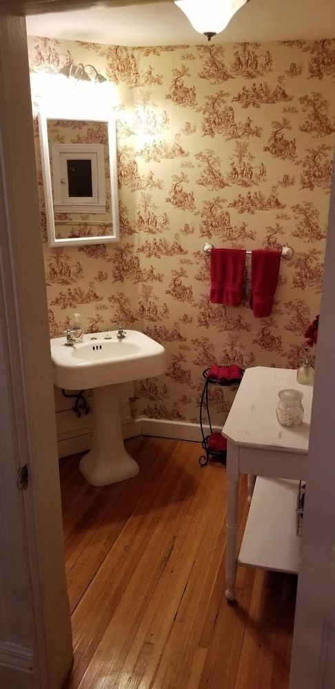 Historic Victorian Inn Red Suite, 1 Queen Bed, Private Bathroom, City View 3