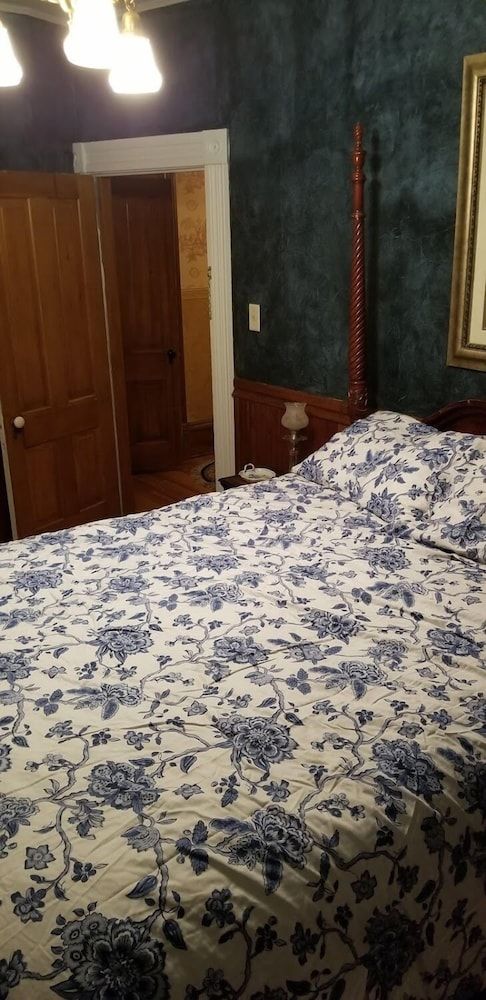 Historic Victorian Inn Blue Room, 1Queen Bed, Shared Bathroom, Courtyard View 3
