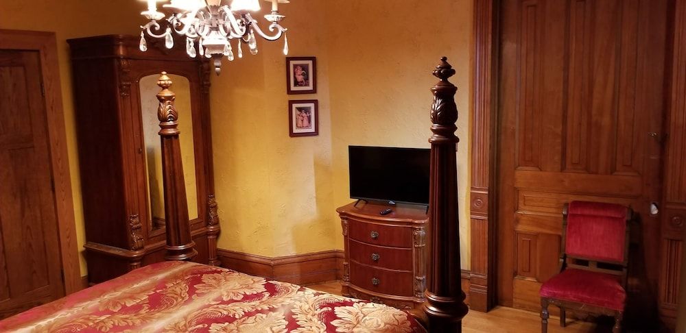 Historic Victorian Inn Gold Suite, 1 Queen Bed, Private Bathroom, Courtyard View 2