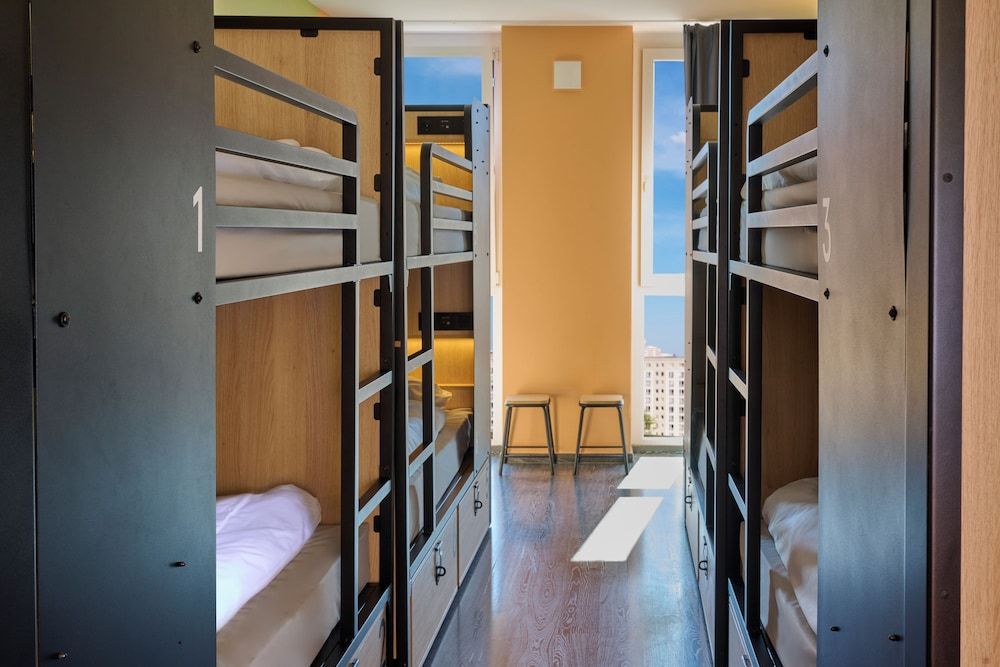 Generator Berlin Alexanderplatz 8 Bed Room