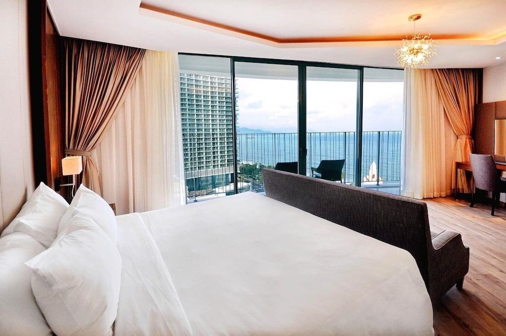 Executive Double Room, 1 King Bed, Partial Sea View
