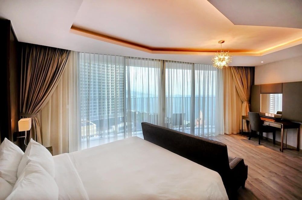 Executive Double Room, 1 King Bed, Partial Sea View