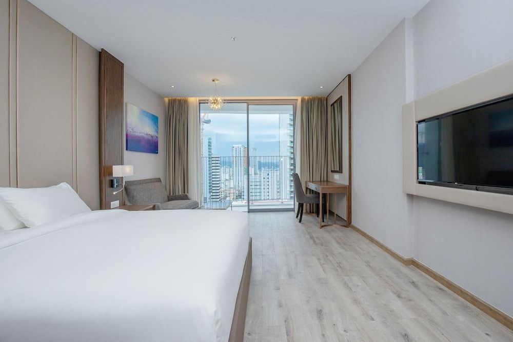 Premium Double Room, 1 King Bed, Partial Sea View