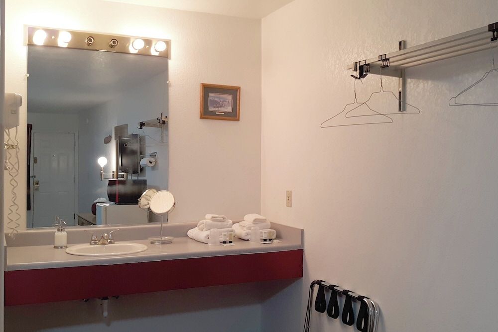 Rose's Motel Premier Room, 2 Queen Beds, Non Smoking 7