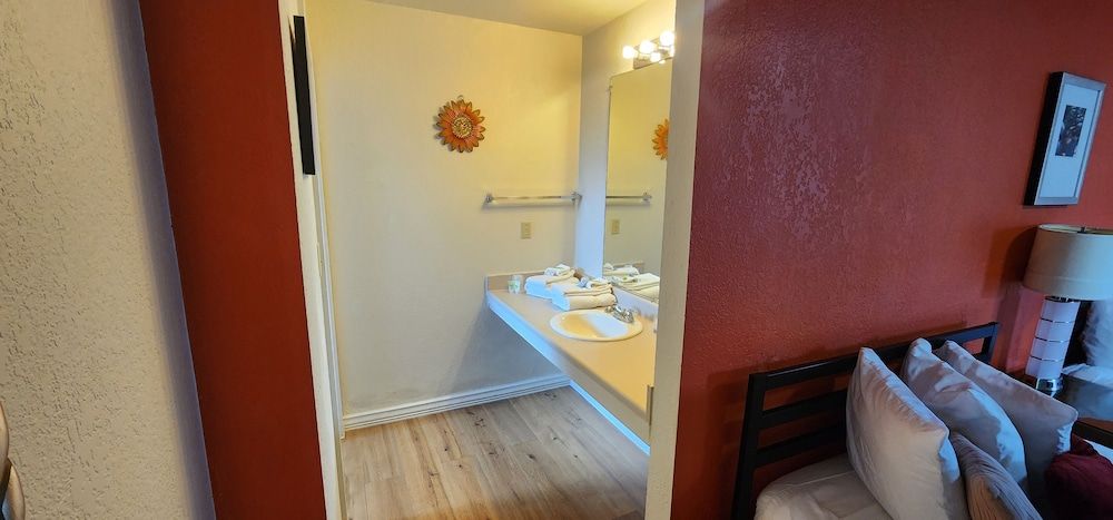 Rose's Motel Premier Room, 2 Queen Beds, Non Smoking 10