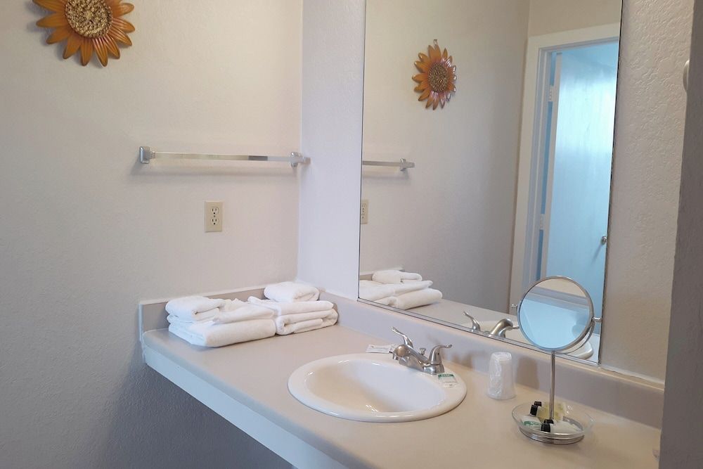 Rose's Motel Premier Room, 2 Queen Beds, Non Smoking 9