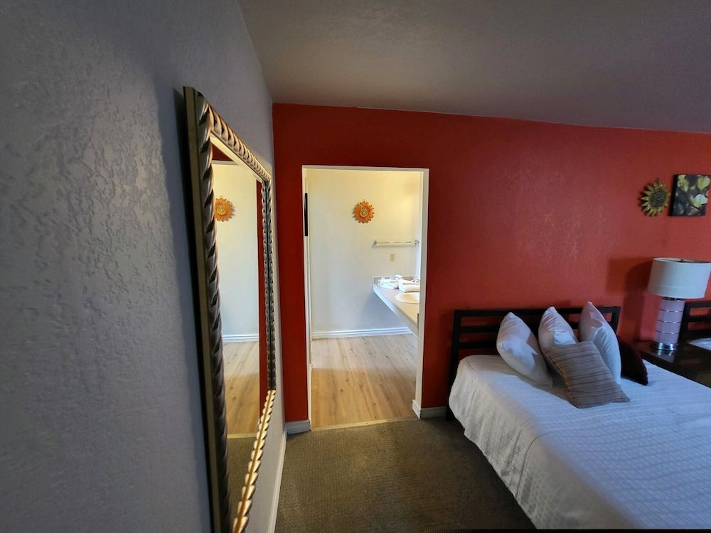 Rose's Motel Premier Room, 2 Queen Beds, Non Smoking 4