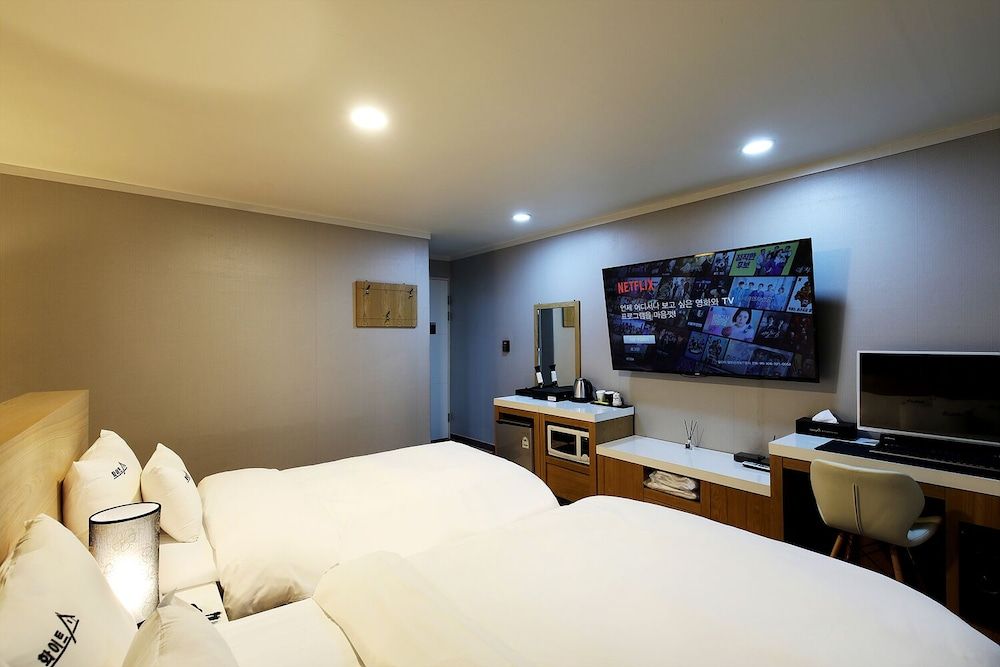 White Tourist Hotel Superior Twin Room (Free Breakfast for 2, except Monday) 5